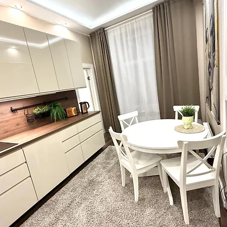 White Lux Next To The Old Town With Free Parking And High Speed Internet Apartment *